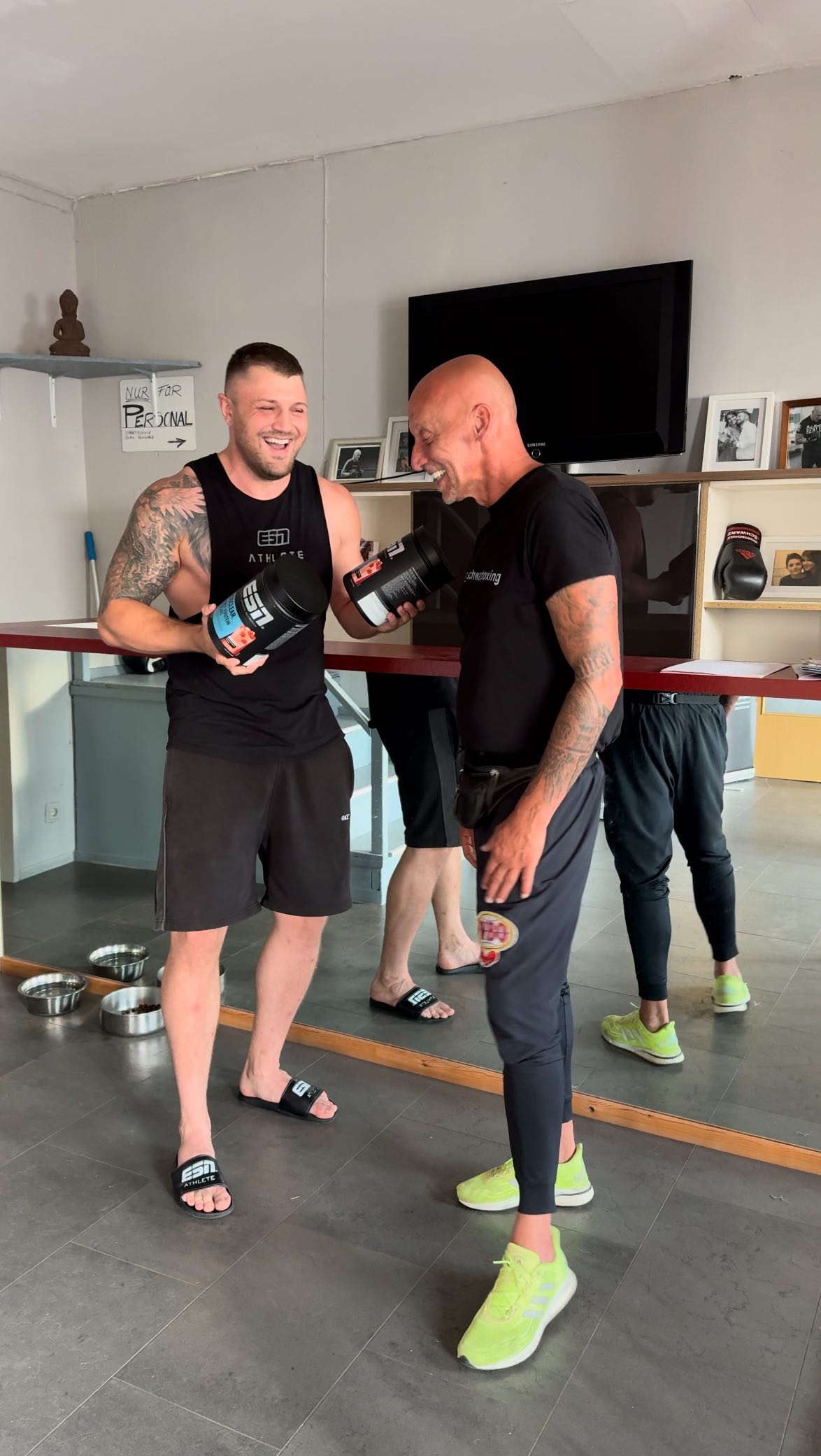 Mein Boxtrainer Dirk Schwarz darf mir einen Leberhaken geben, wenn er richtig liegt 😳, Ab Mittwoch den 28.08. um 18 Uhr kommt das neue IsoClear LESS SWEET raus. Es schmeckt weniger süß was viele sehr