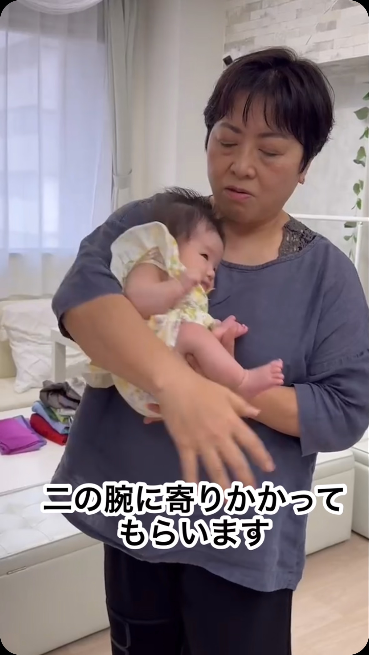 新生児の抱っこ まだ首も座っていない赤ちゃんの抱っこに苦労されて