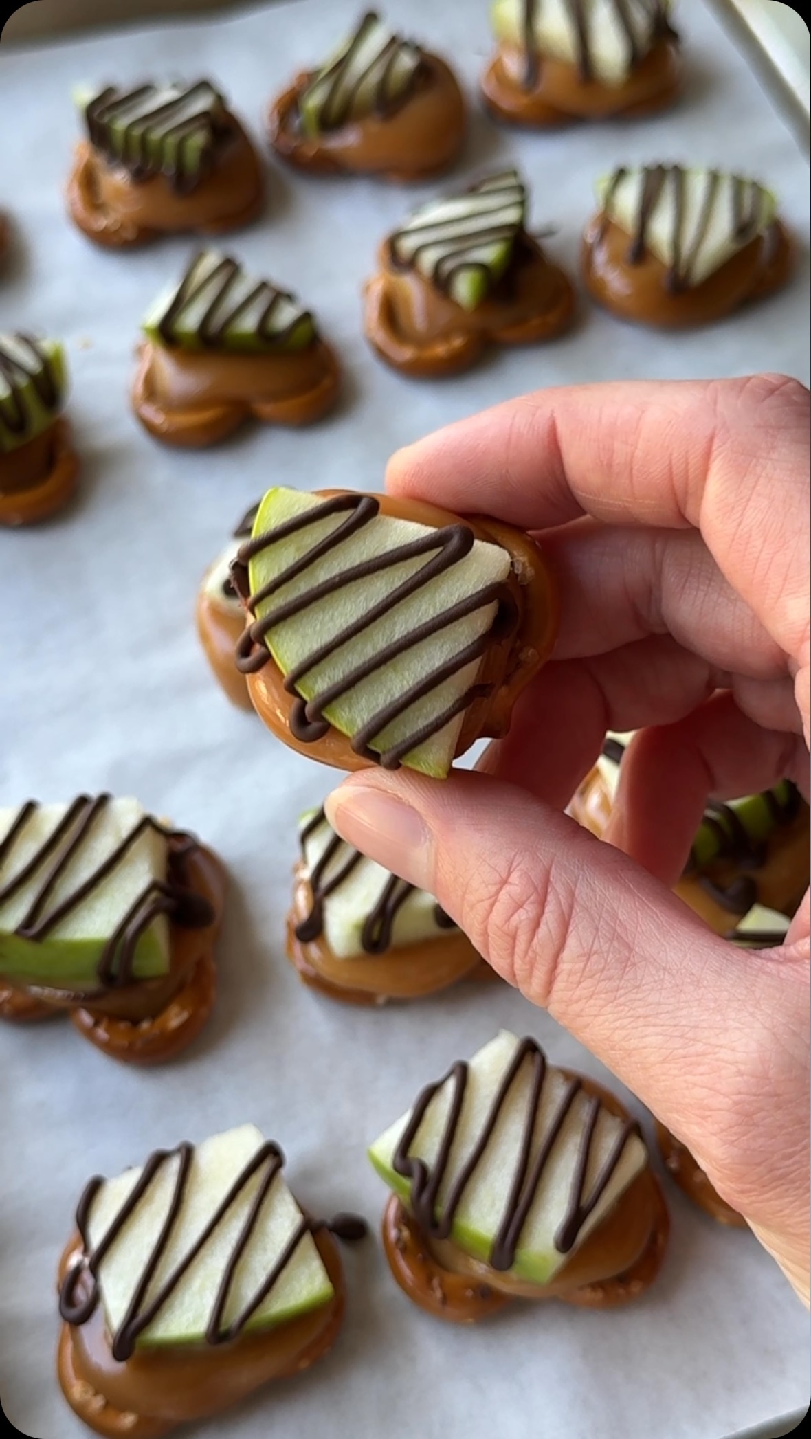Snickers Banana Clusters 😍🍌🍫 This is such an easy 4-ingredient treat to ...