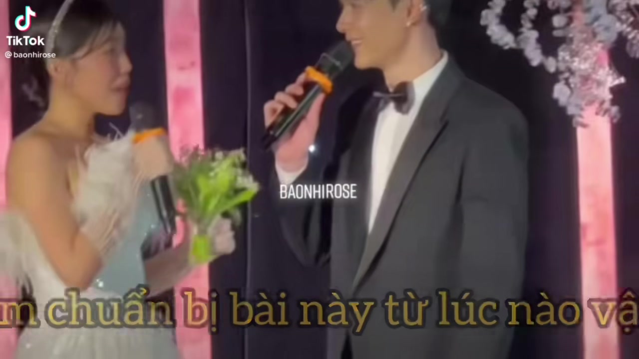 Phản ứng của chú rể Anh Tú khi được thưởng thức giọng hát của Diệu Nhi ...