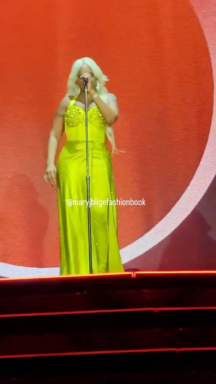 Mary J. Blige, 54, new pic in green! It suits her so well, she looks stunning! 💚