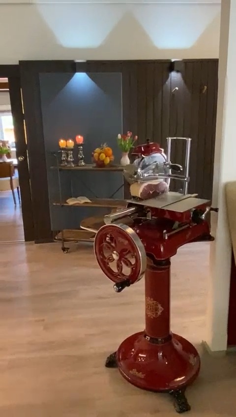 Wir haben etwas Neues für unsere Gäste: Eine tolle Schinkenschneidemaschine aus Italien! 🥩 Damit lassen sich hauchdünne Scheiben schneiden. Auch unser Koch und Küchenchef der Deutsche Hotelschule El