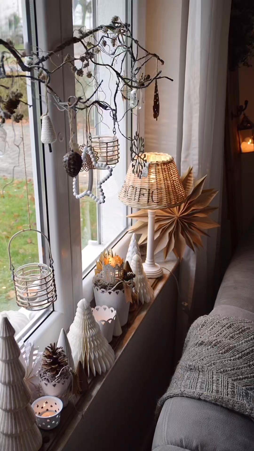 Ich wünsche Euch ganz schnell einen schönen Feierabend mit einem kleinen Fensterzauber..., #winterdecoration , #deko #dekoideen #dekoliebe #winterideen #autumn #home #interior #landhaus #levandeidéer,