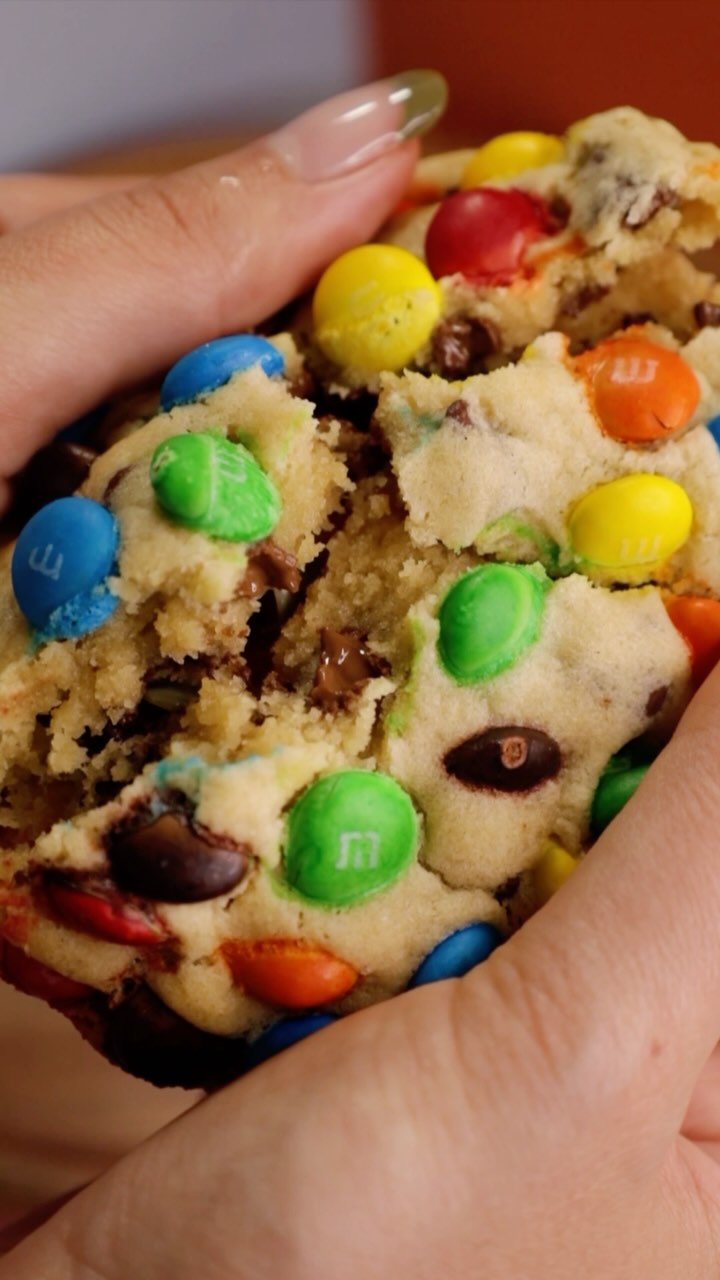 Baking cookies 24/7!!! 🍪 HAPPY FRIDAY! Come get the BEST COOKIES ...