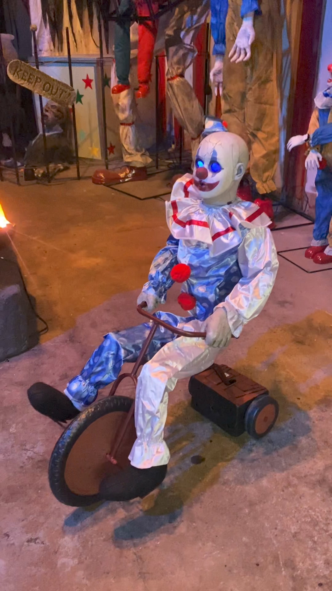 ハロウィン人形 ヴァンス・ザ・デビル This 32”clown doll from a bygone era rides his tricycle for all
