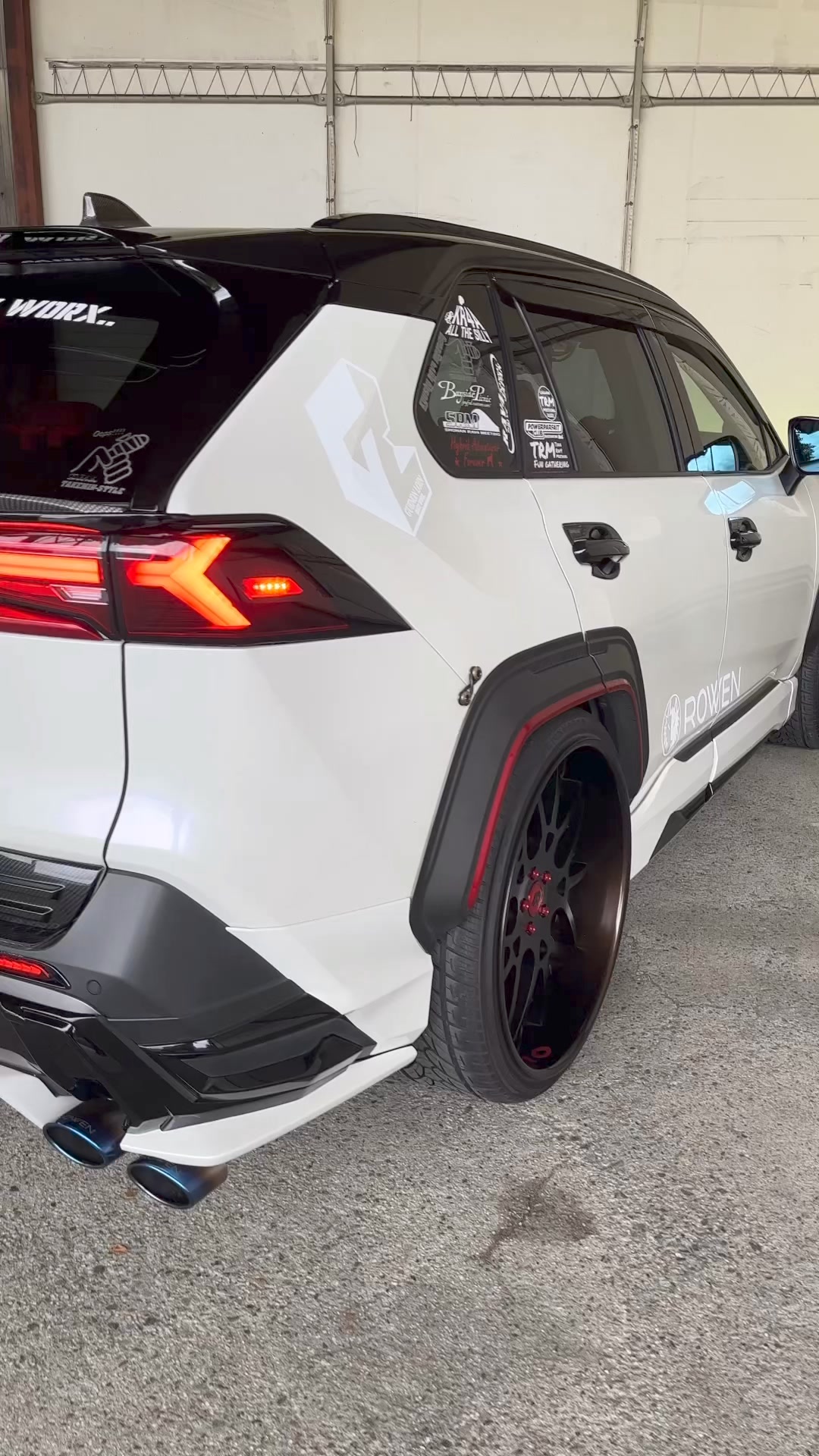 クリスタルアイ 50系RAV4 ファイバーLEDテールランプ。中央に配置され