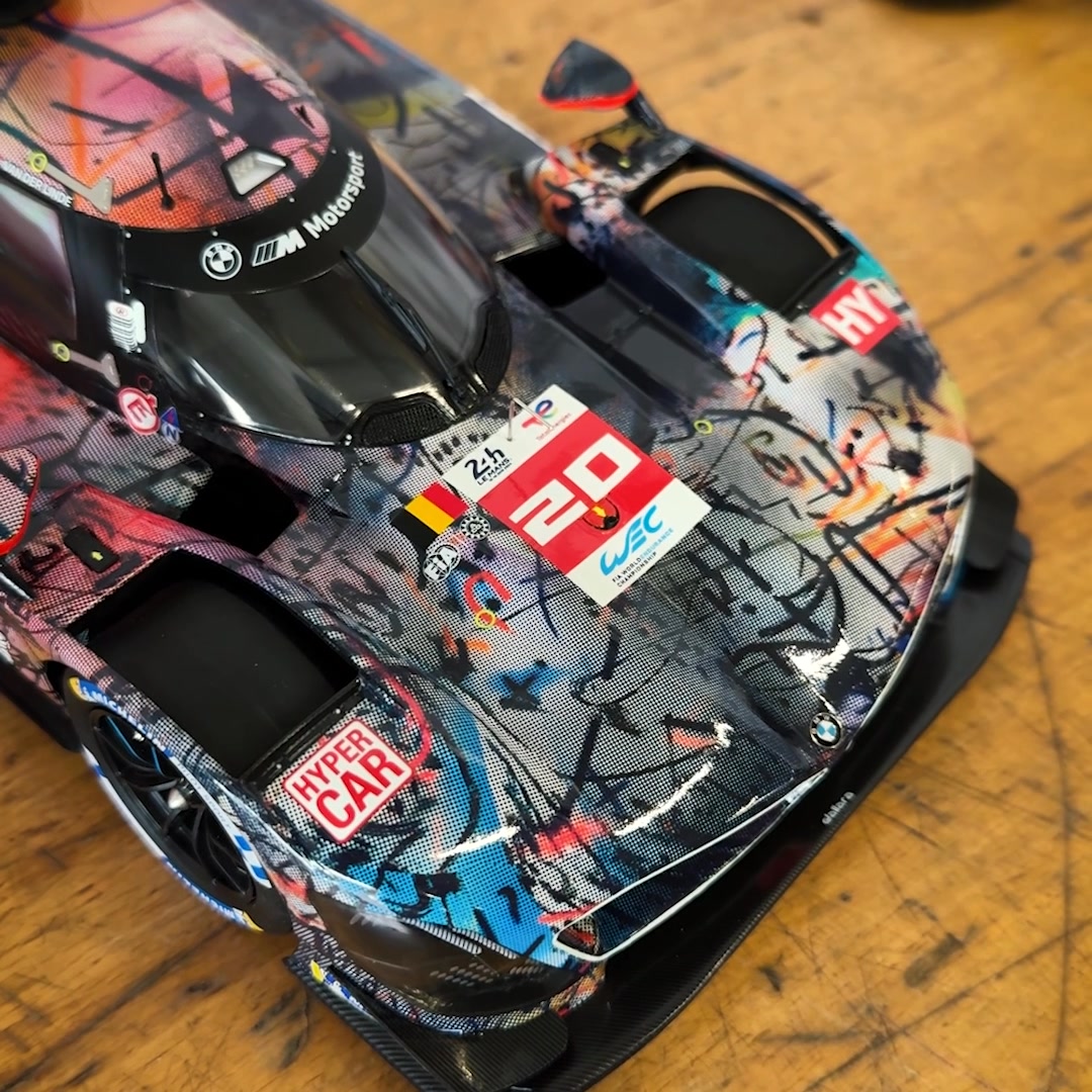 BMW M Hybrid V8 Art Car #20 Julie Mehretu – Modello 1/18 Resina Spark (Museum Edition)