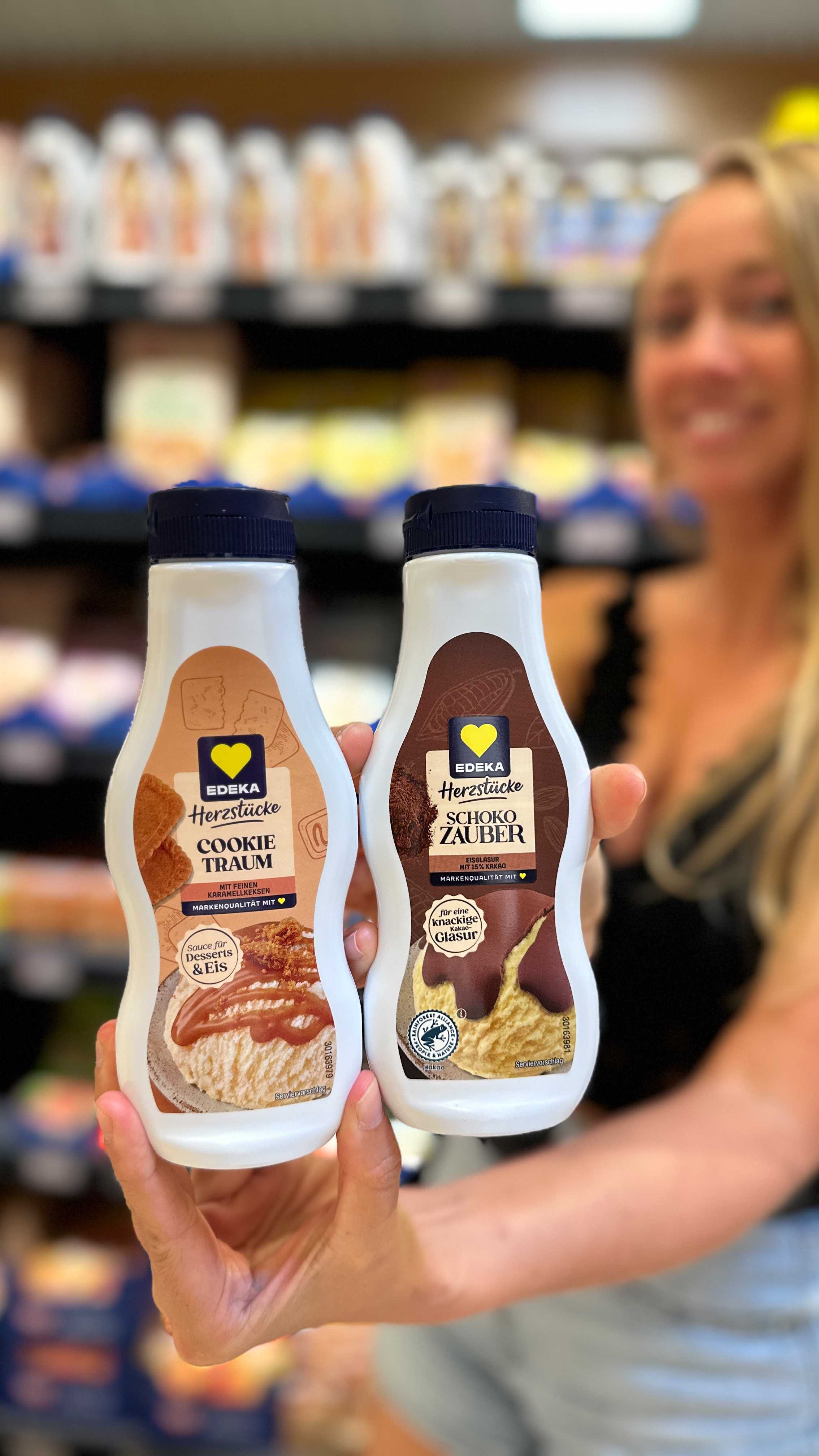 🤤 Köstlich cremige Desserts Saucen von „EDEKA Herzstücke“, 🍦 Über euer Eis, Waffeln, Pudding oder über eure Muffins, 🎥 Mehr Infos dazu, gibt es im Video , 💛 Das Edeka Henschen Team und die
