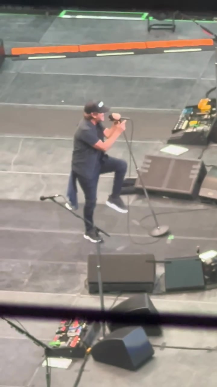 ON THIS DAY, September 20th, 1992, PEARL JAM played their iconic