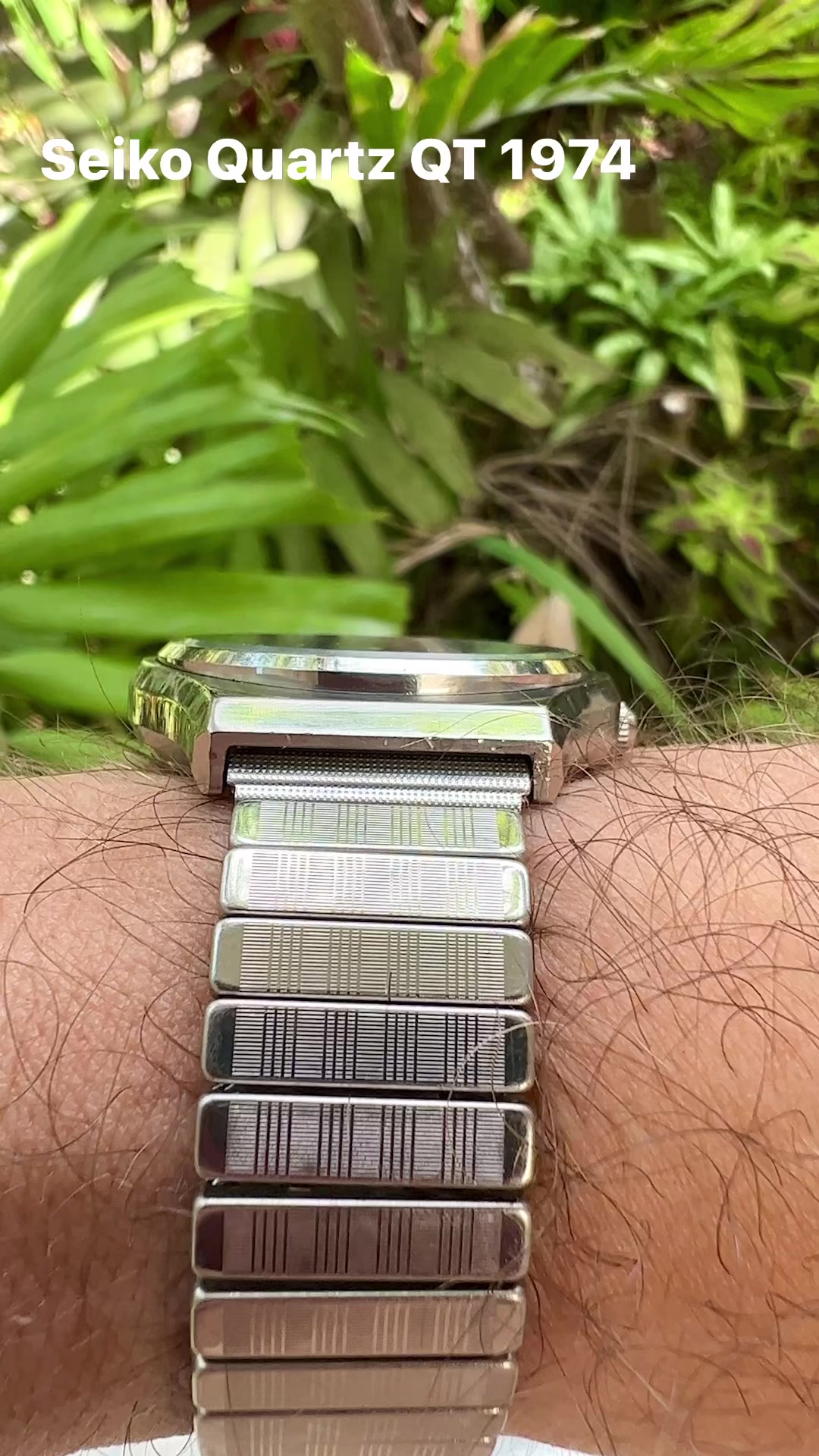 1977 Seiko QT Quartz watch with textured dome dial