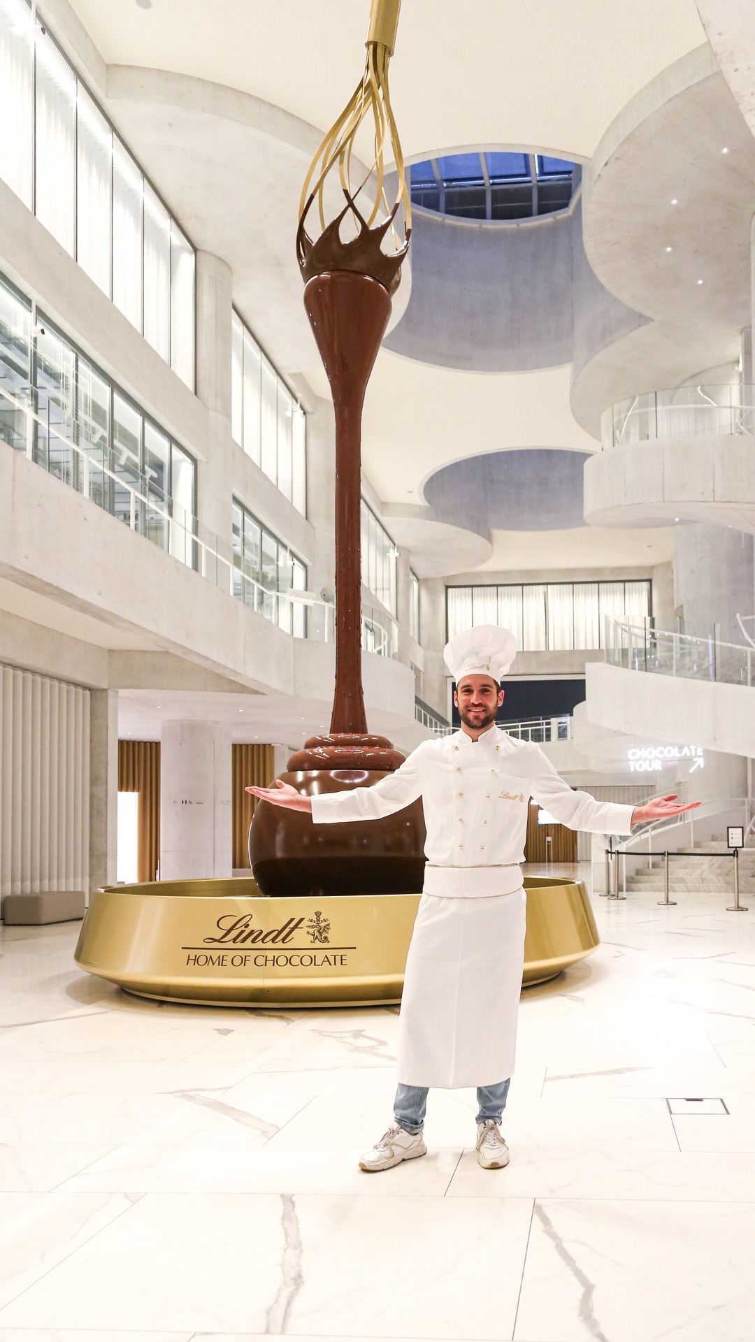 Der höchste freistehende Schokoladenbrunnen der Welt steht bei uns im Lindt Home of Chocolate. Weisst Du wie hoch er genau ist?, 🍫, The world's tallest free-standing chocolate fountain stands here at