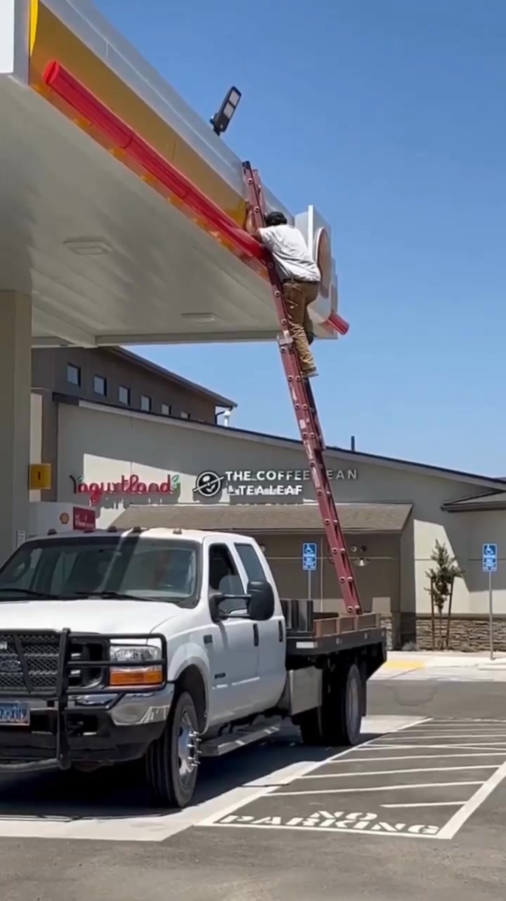 🚨 𝐓𝐡𝐢𝐬 𝐢𝐬 𝐖𝐇𝐘 𝐘𝐨𝐮 𝐍𝐞𝐞𝐝 𝐚 𝐒𝐜𝐢𝐬𝐬𝐨𝐫 𝐋𝐢𝐟𝐭! 🚨 A worker balancing on a ladder ...