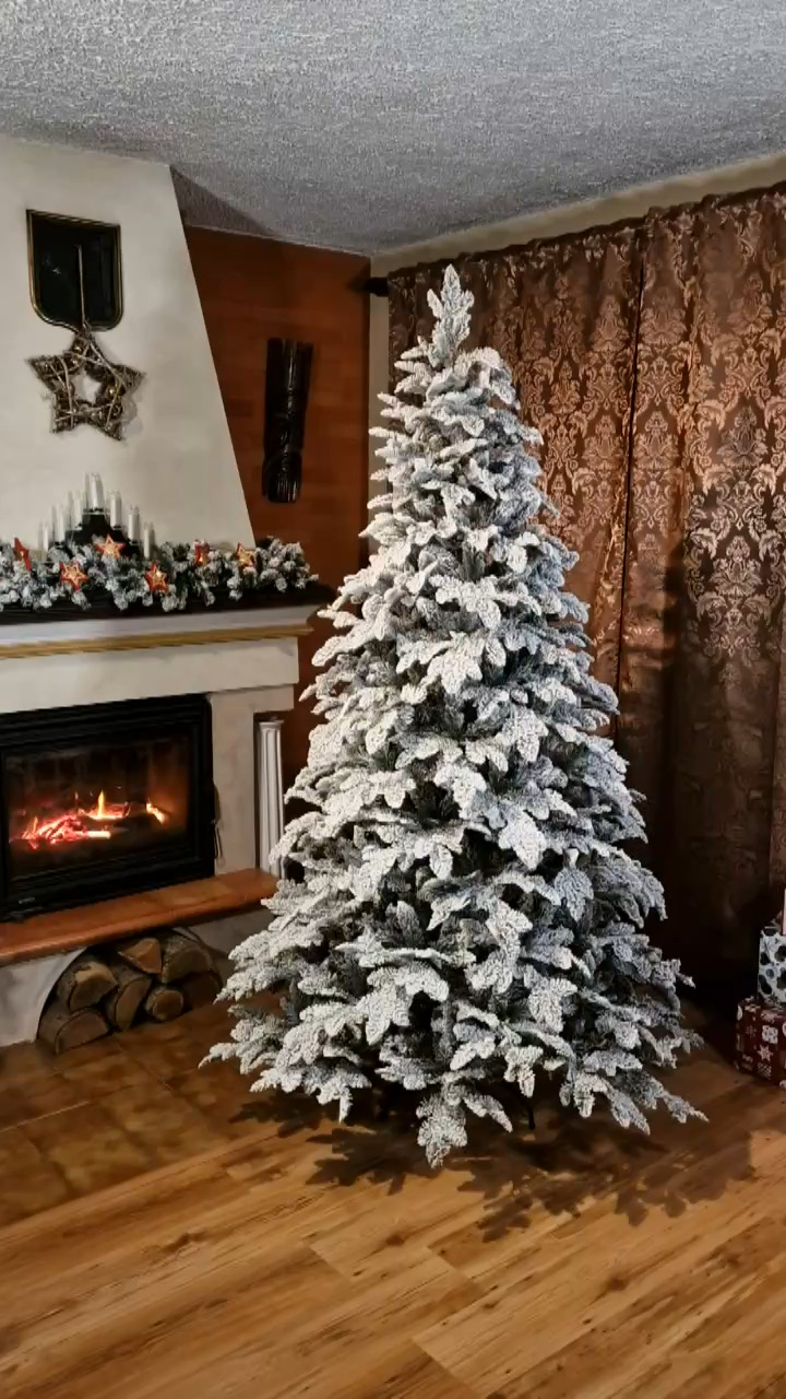 Was wäre Weihnachten ohne Schnee ❄️❄️❄️❄️Mit unserer exklusiven 3D Weißtanne müssen Sie nicht warten, bis es schneit 😍🤩 Der ganze Baum ist mit einer dicken Schicht Kunstschnee bestreut, dank dessen