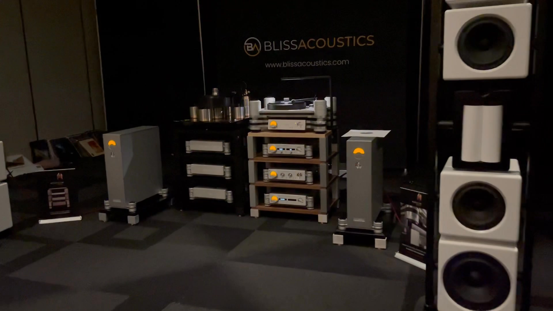 Montréal Audiofest Montréal 2 room with BlissAcoustics Modulum Audio ...