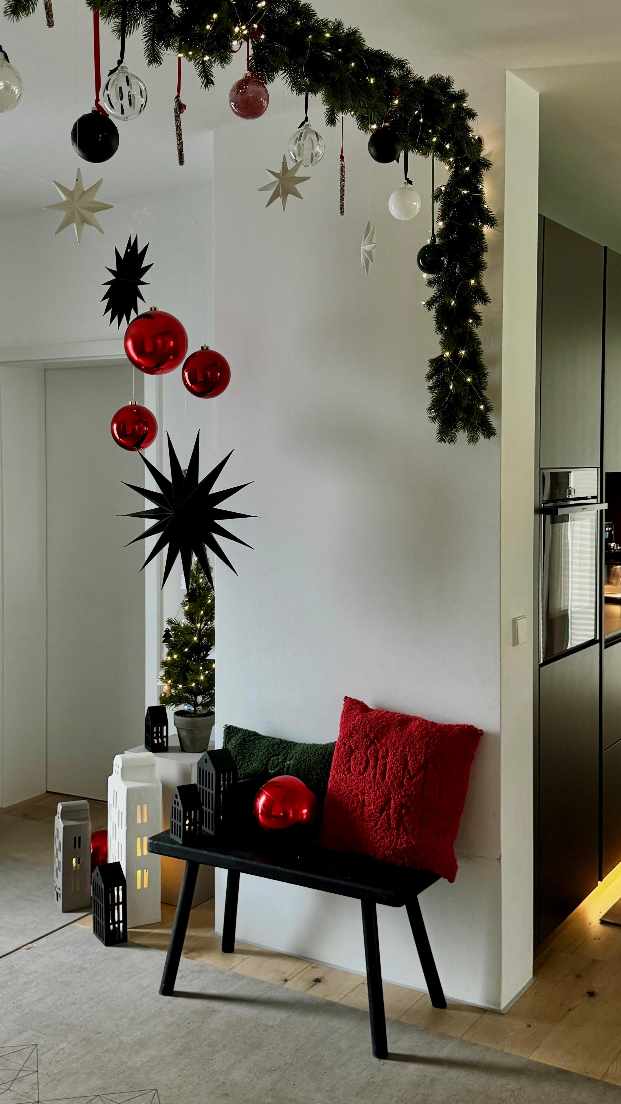 Festliche Dekoration schmückt das Haus der lieben @by.mika.sa!❄️ Die Tannengirlande wird auf eine Vorhangstange gewickelt und mit Weihnachtsbaumkugeln und -Anhängern geschmückt!, Ein paar Häuschen und