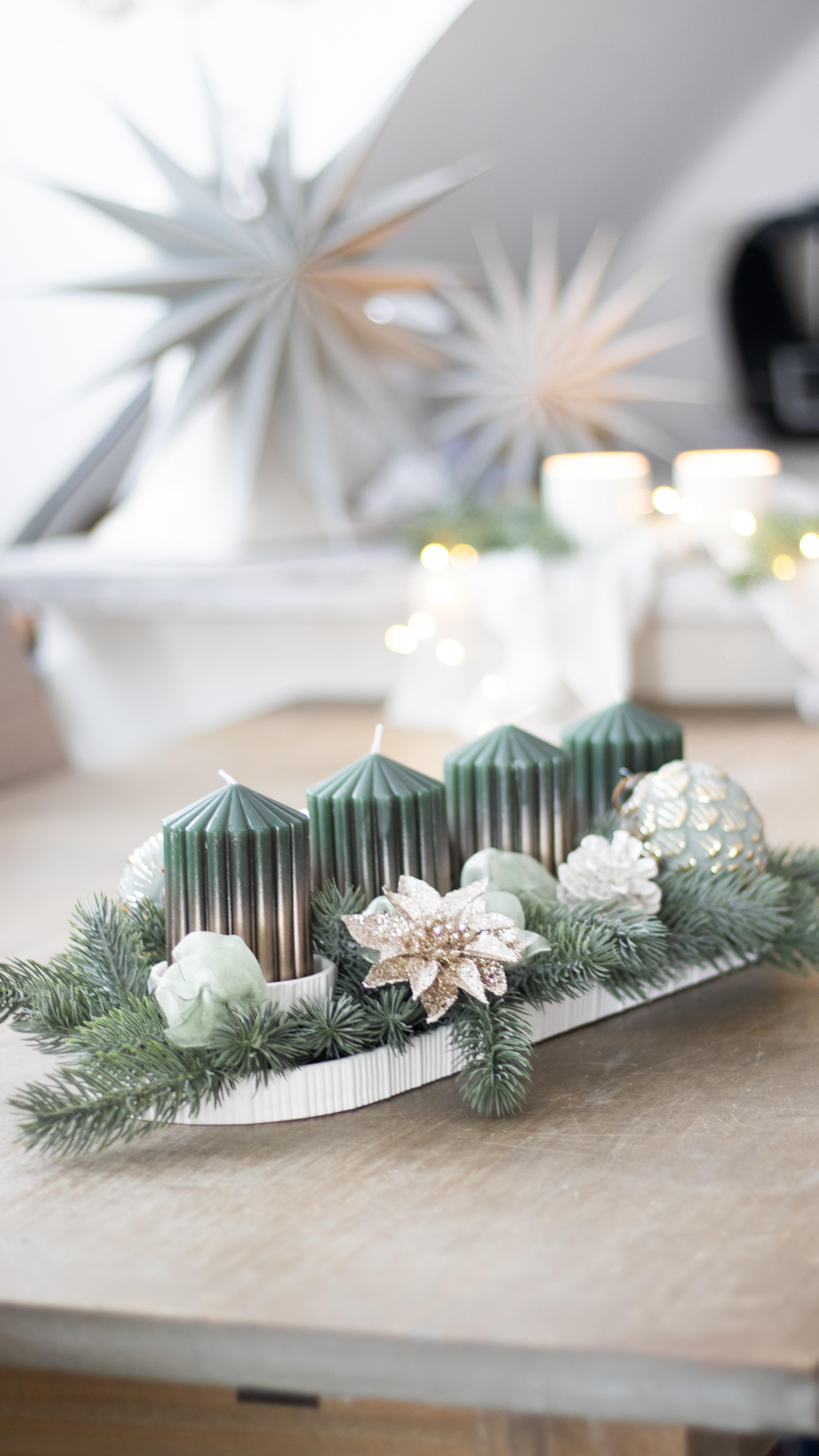 Der Adventskranz der lieben @machsschoen ist ein absoluter Hingucker!✨🌿 Als Basis hat Mone sich für das Deko-Tablett Notches in der trendigen Rillenoptik entschieden!😍 Dekoriert mit Tannengrün,