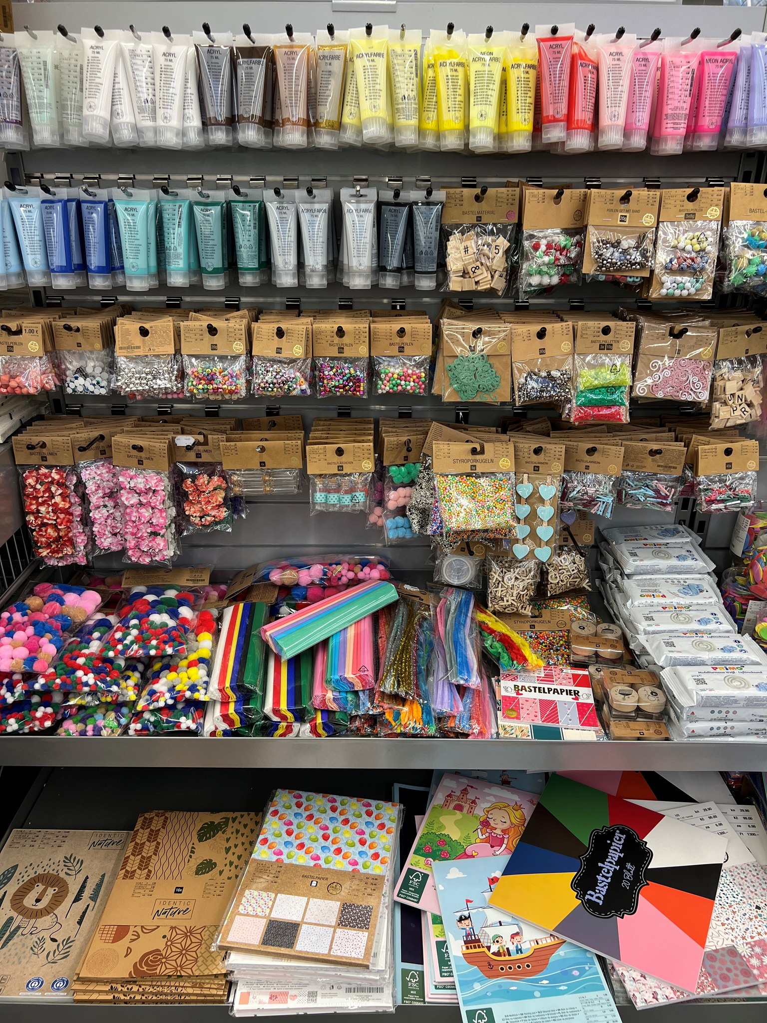 ❤ Mehr Basteln als du denkst ❤, Wusstet ihr eigentlich wie viele verschiedene Bastelartikel wir in unserem Sortiment haben? ❤ Kommt noch heute in einer unserer Filialen vorbei und shoppt unsere Bastel