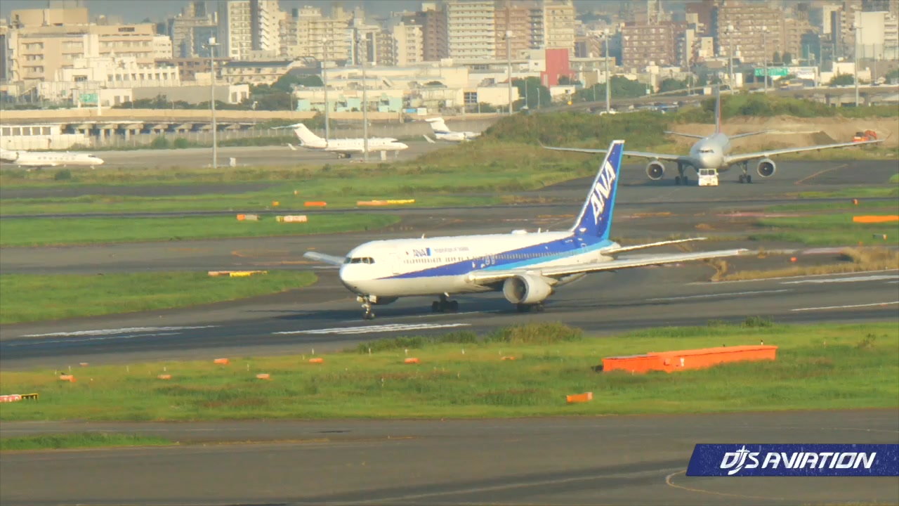 ああ ANA B767-381 JA8357 in the Woody Woodpecker scheme at HND in 2005.