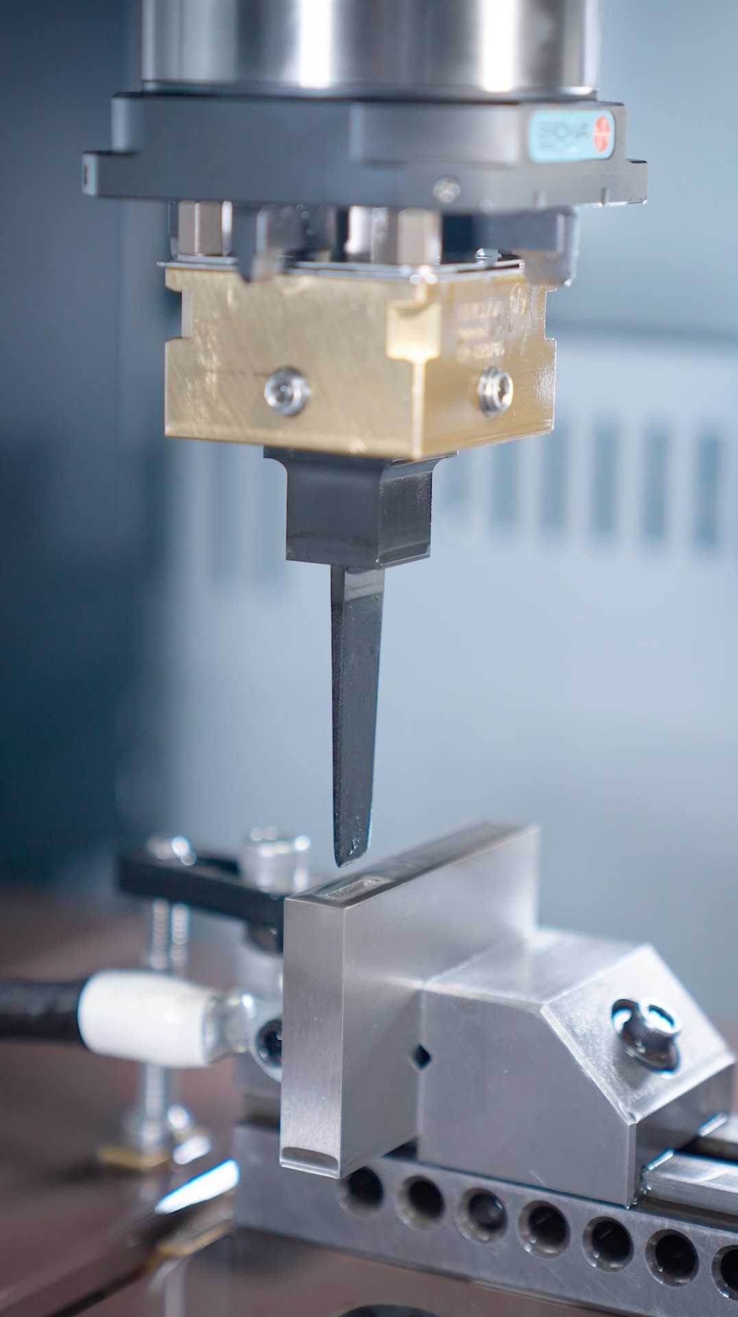 Sinker EDM burns deep rib without flushing | Titans of CNC Machining ...