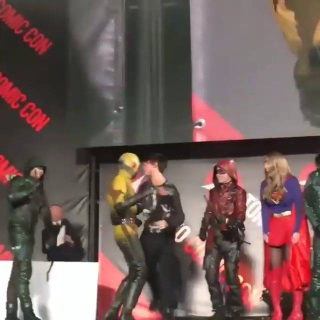 Check out Ezra Miller's reaction when he saw a Reverse Flash Cosplayer ...
