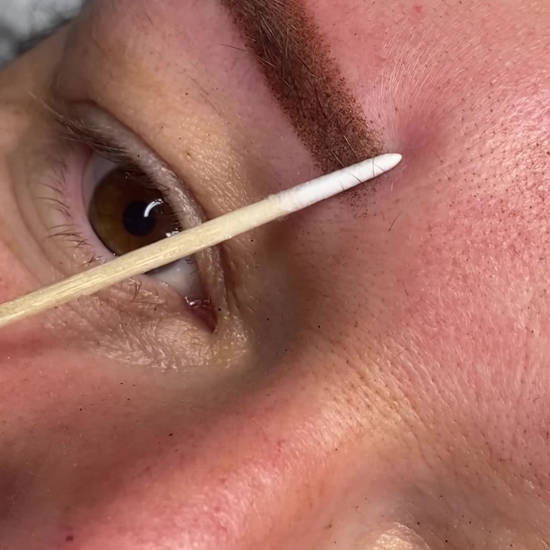 What is a powder brow?🤔 If you zoom in, you’ll see lots and lots of ...