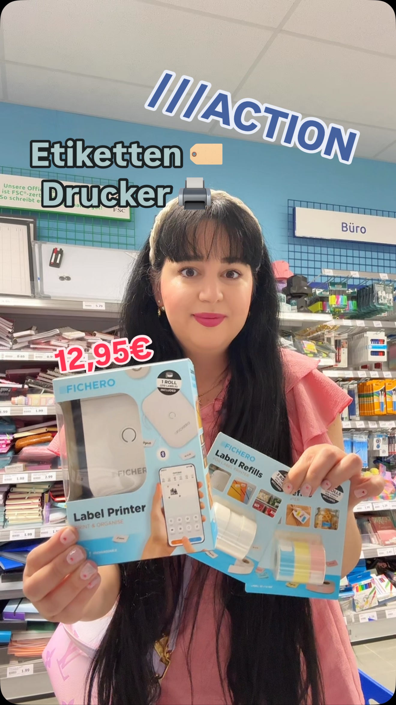 Im Action gibt es jetzt auch endlich den Etikettendrucker 😍Auf dem Bild ist übrigens nicht Lena, sondern ich als Kind! Ihr wisst ja, ich zeige mein Kind nicht im Internet mit Gesicht