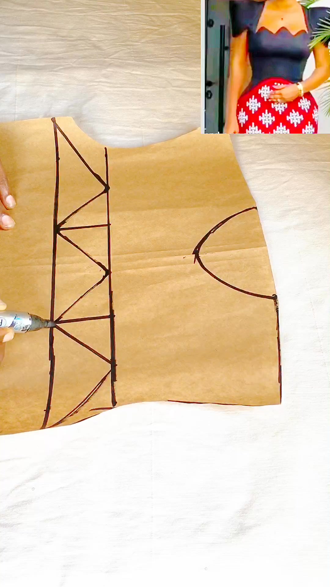 How to cut the collar of a dress?
