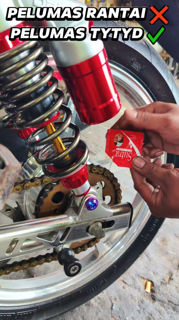 Gak ada oli rante soalnya gaess,jadi kita pakek sutra lubricant aja yee ...