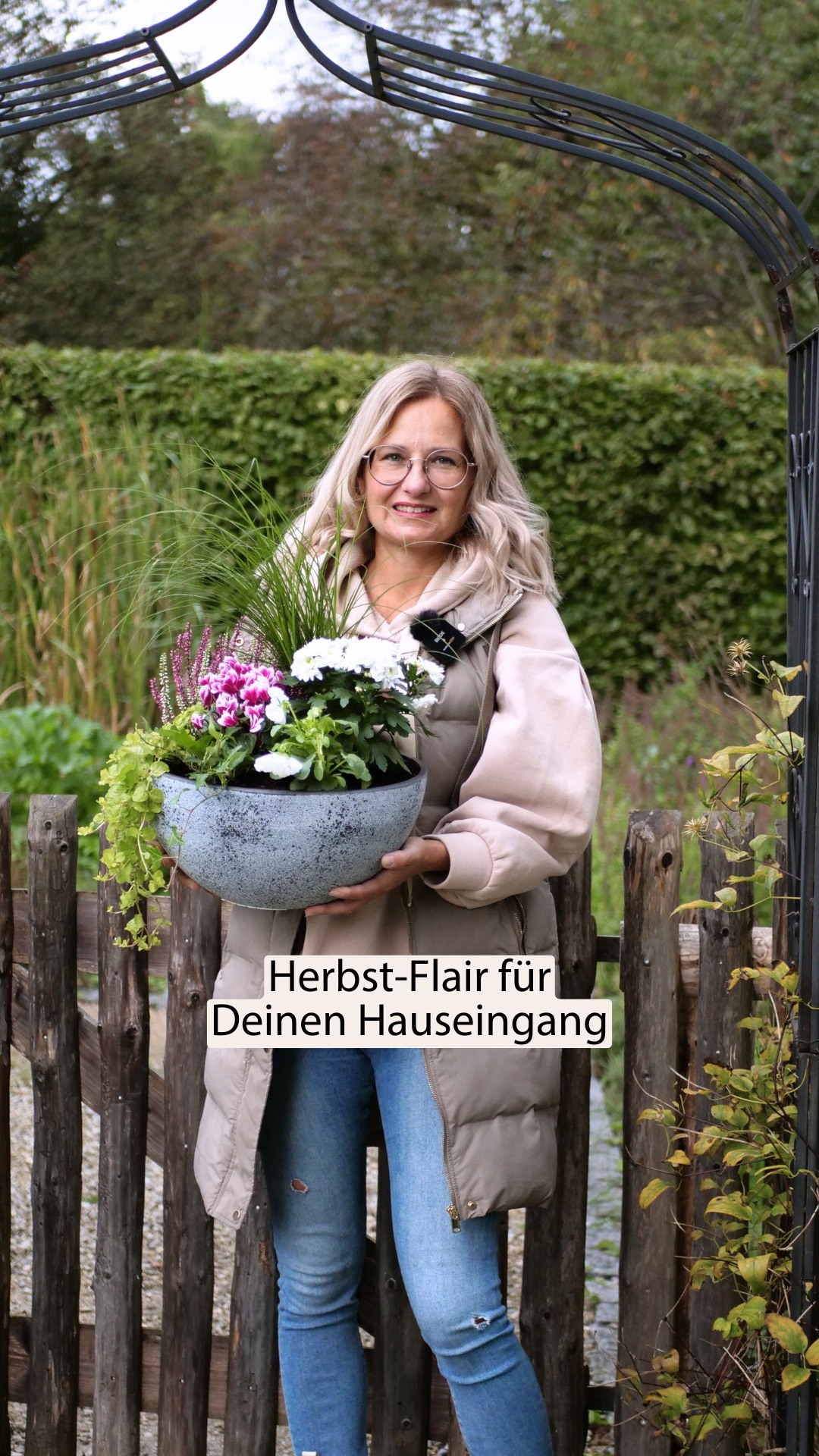 Verschönert jede Gartenecke oder jeden Hauseingang: Diese unkomplizierte Pflanzschale mit Chrysanthemen, Segge, Alpenveilchen, Heidekraut, Hornveilchen, Efeu und Goldfelberich hat durch hohe und