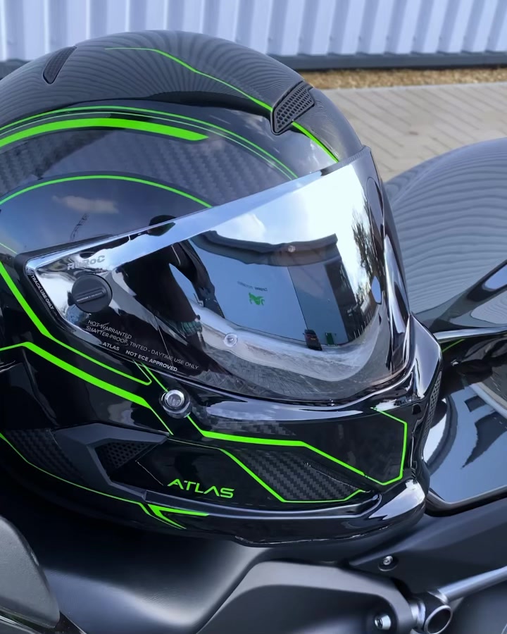 What bike would you pair this helmet with? Yours? 😏 Head to ruroc