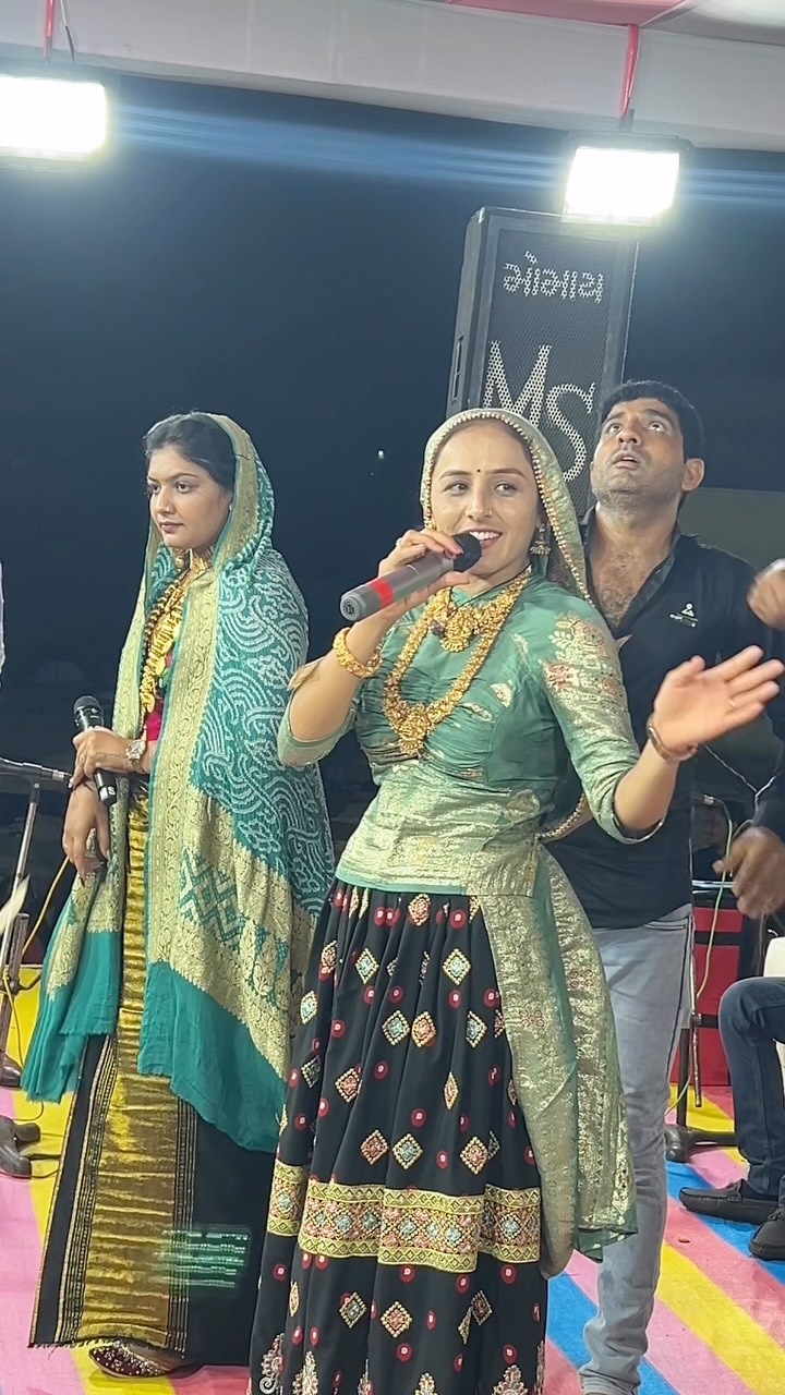 જીણી જીણી મોરલીયું 🪈 #jashubenrabari #singer #dwarka #krishna #radha # ...