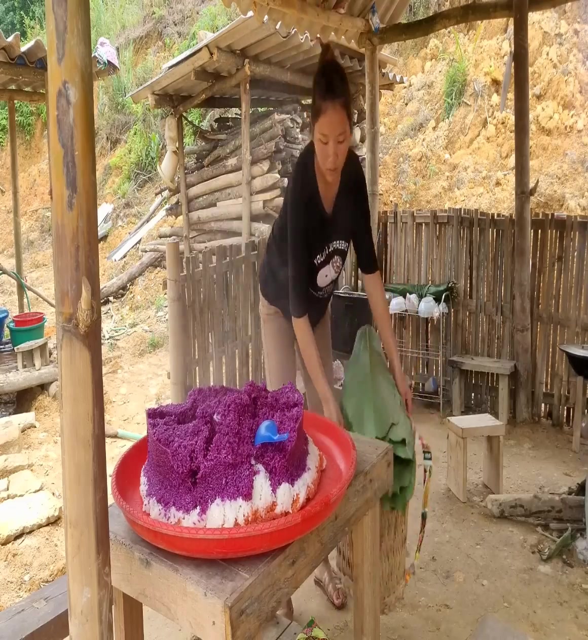 single mother cooked three-color sticky rice to sell, the baby was ...