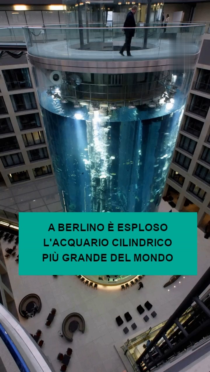 A Berlino è esploso l'acquario cilindrico più grande del mondo ...