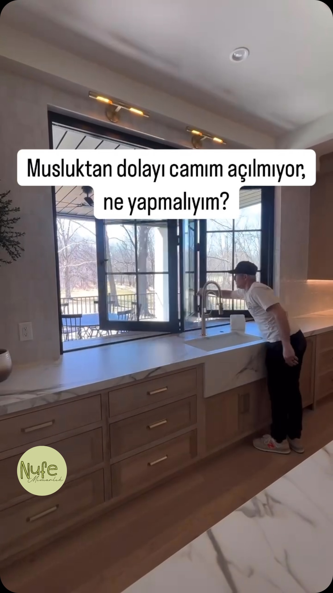 Mutfakta musluğun arkasında yer alan sürgülü cam sistemi, pencerenin ...