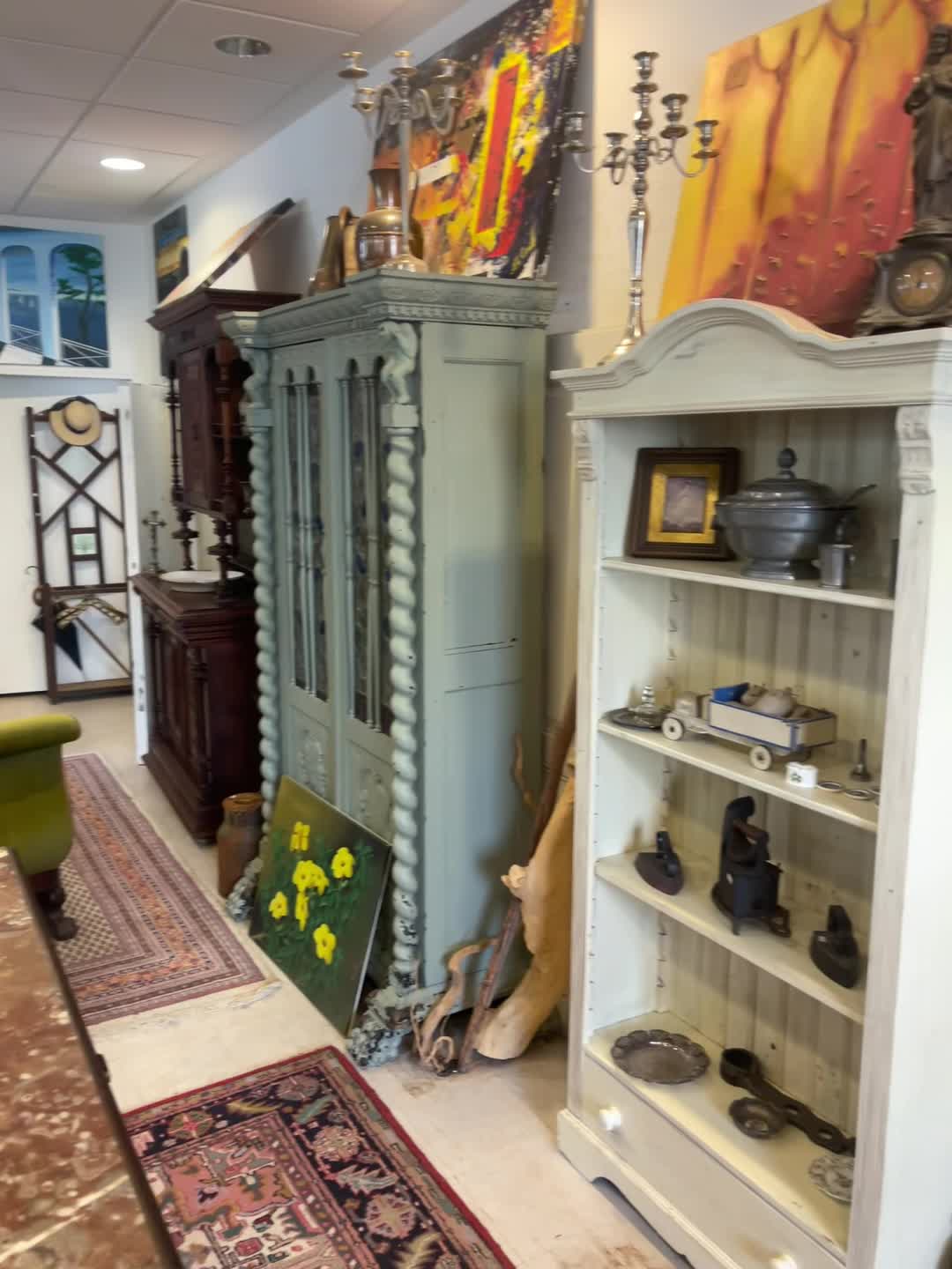 … heute morgen in aller Ruhe vor Öffnung: Wir 💝 unser „Antiklädchen“!, https://www.ebay-kleinanzeigen.de/pro/Second-Life, Grosse Auswahl in unserem Geschäft in Düsseldorf:, Second Life UG, Uerdinger