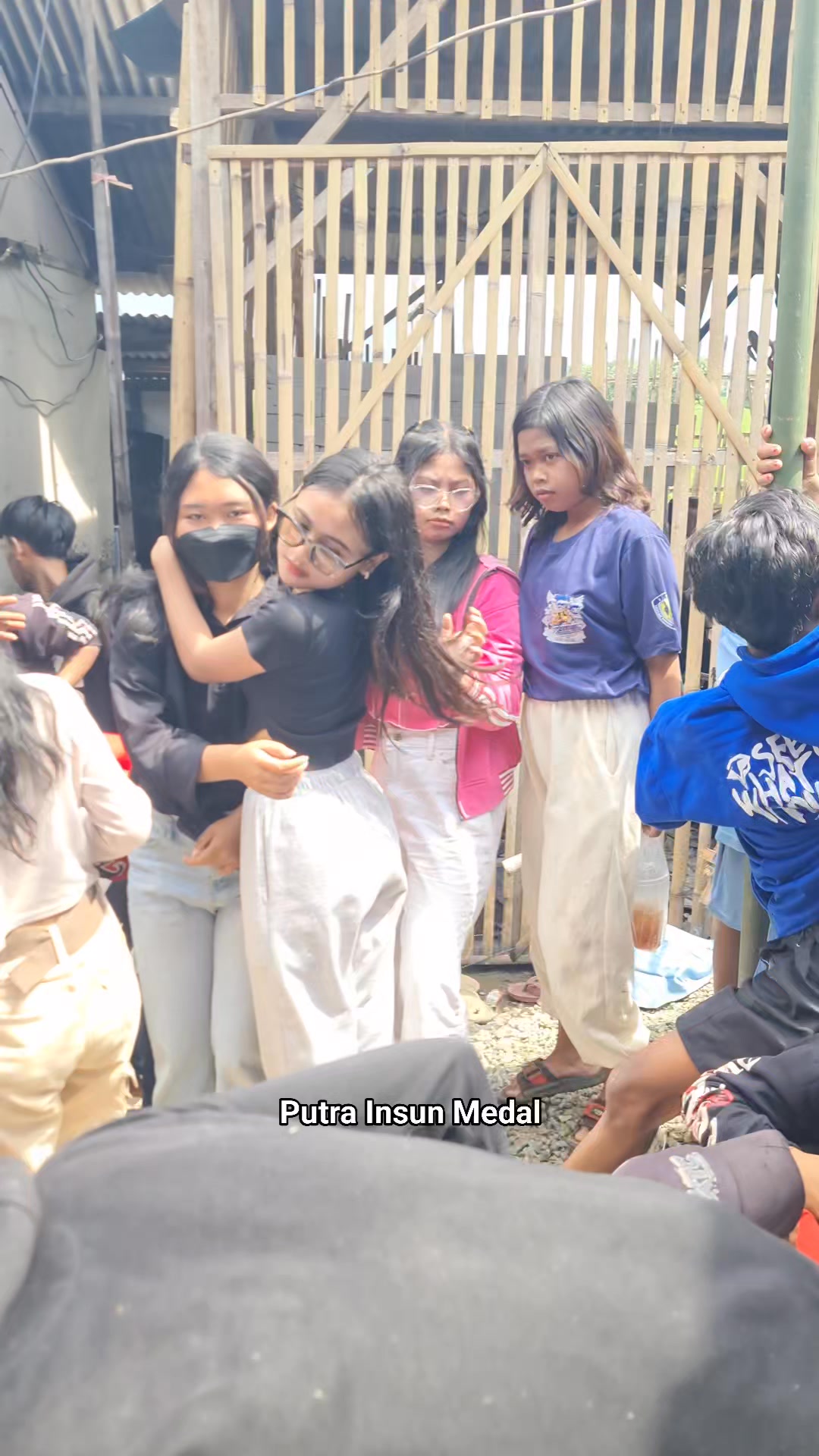 2 gadis lagi asyik joged tiba tiba ada yang kesurupan #kesurupan #kalap ...