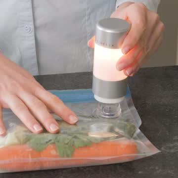 Klein & fein – das ist das tolle Vakuumiergerät 2.0 von Cucinella! 👌 Das Mini-Gerät ist wiederaufladbar, hat eine automatische Stopp-Funktion und sogar ein integriertes Licht. 🔦 Und es verschließt