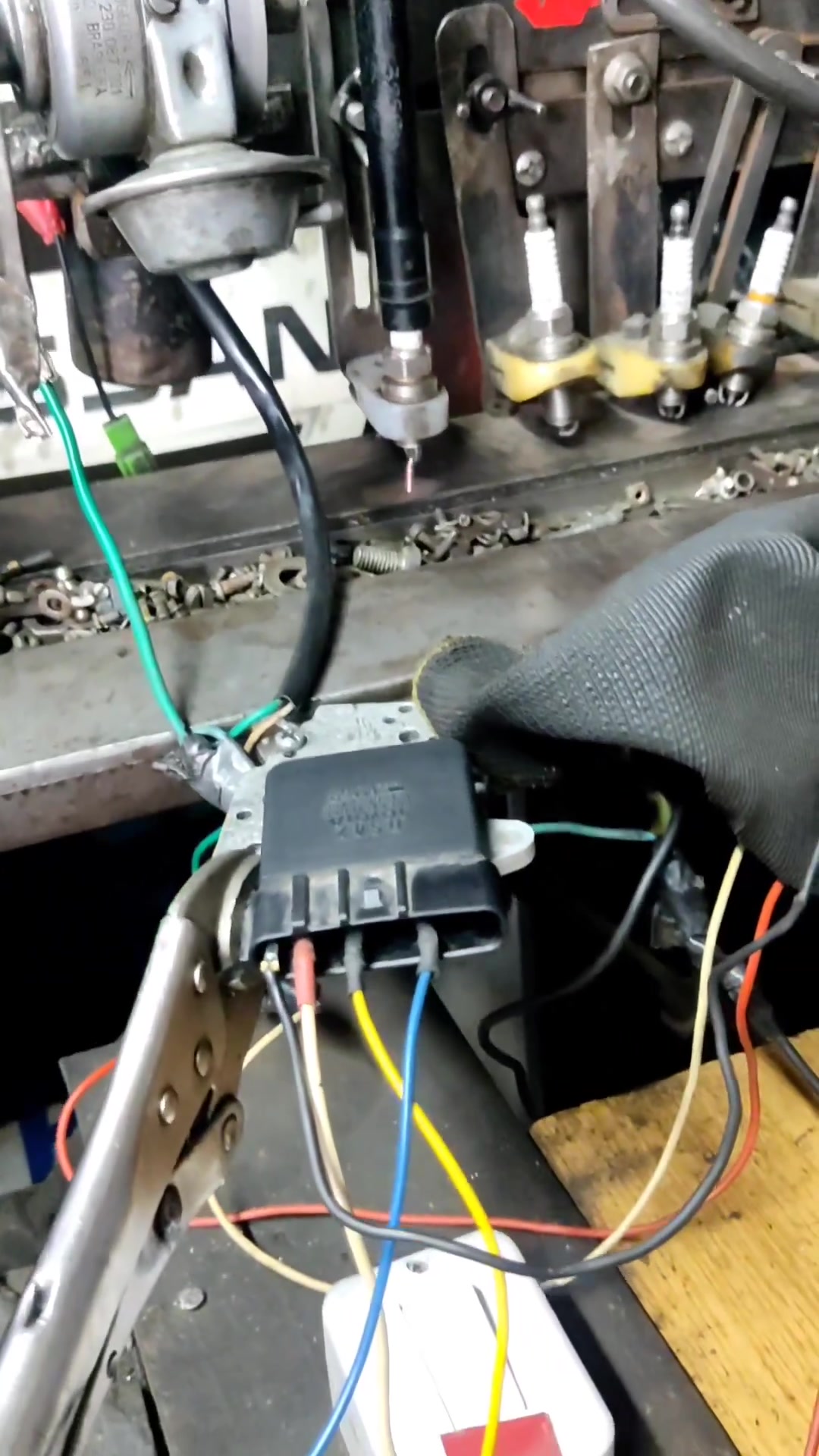 Diagnóstico en banco de prueba de módulo encendido de Toyota Tercel ...