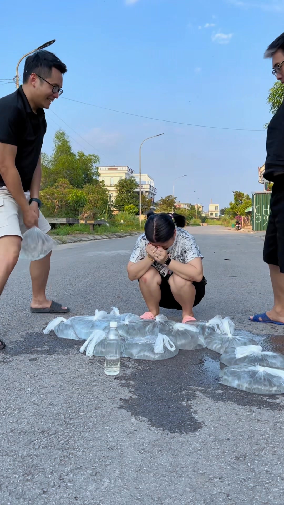 Trò chơi giải nhiệt mùa hè , tag rủ bạn bè chơi ngay | Hùng Rơm # ...