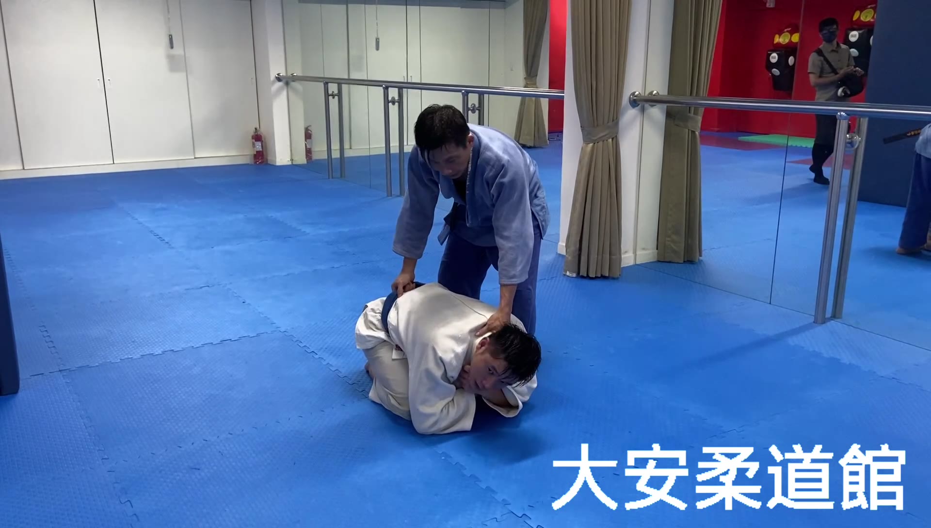 柔道-十字固 | 「柔道技巧-破龜型防禦後轉十字固」 十字固可以對對方的肘關節進行壓迫降伏，這影片介紹了如何從背後轉移到十字固的位置 ...