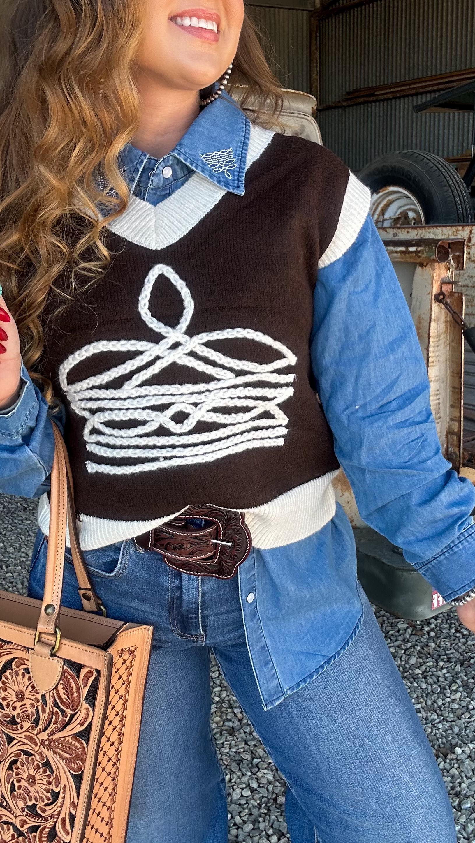 Love the boot stitched details! ♥️♥️♥️ Sweater vest >> https://www ...