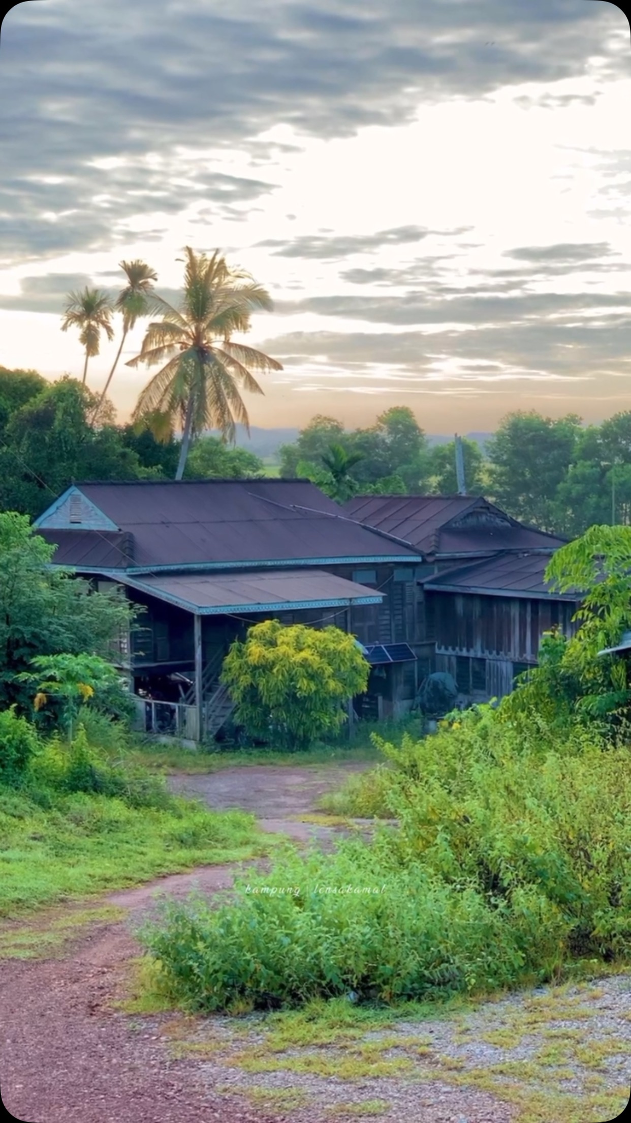Kampung masih indah, angin tetap berhembus lembut. Tapi ada rindu yang ...