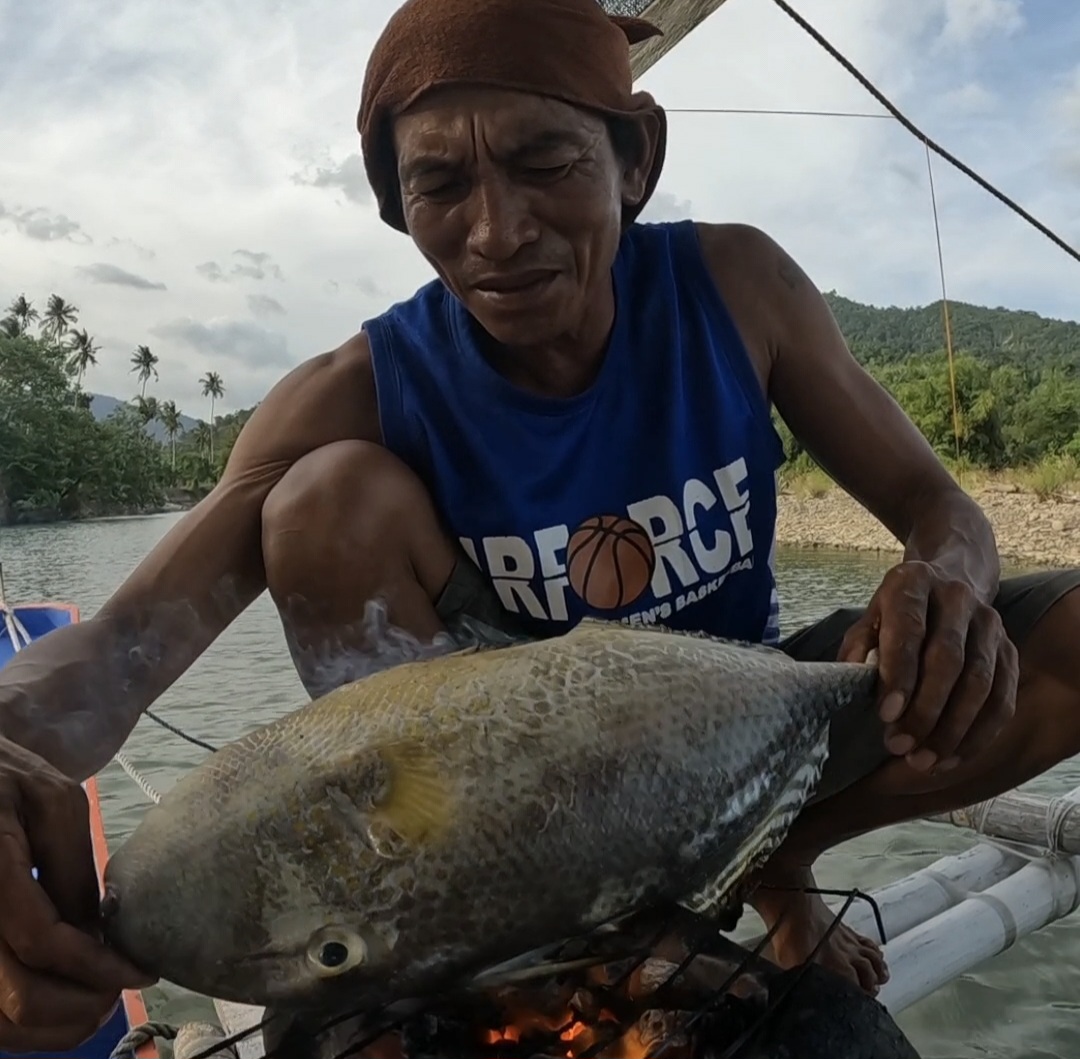 Sinugba na nagmamantika Putian na Pakol para sa Pananghalian pwerting ...