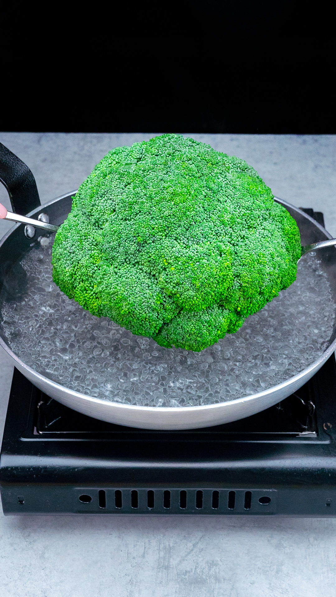 Un mic truc si broccoli obisnuit se transforma intr-o capodopera ...