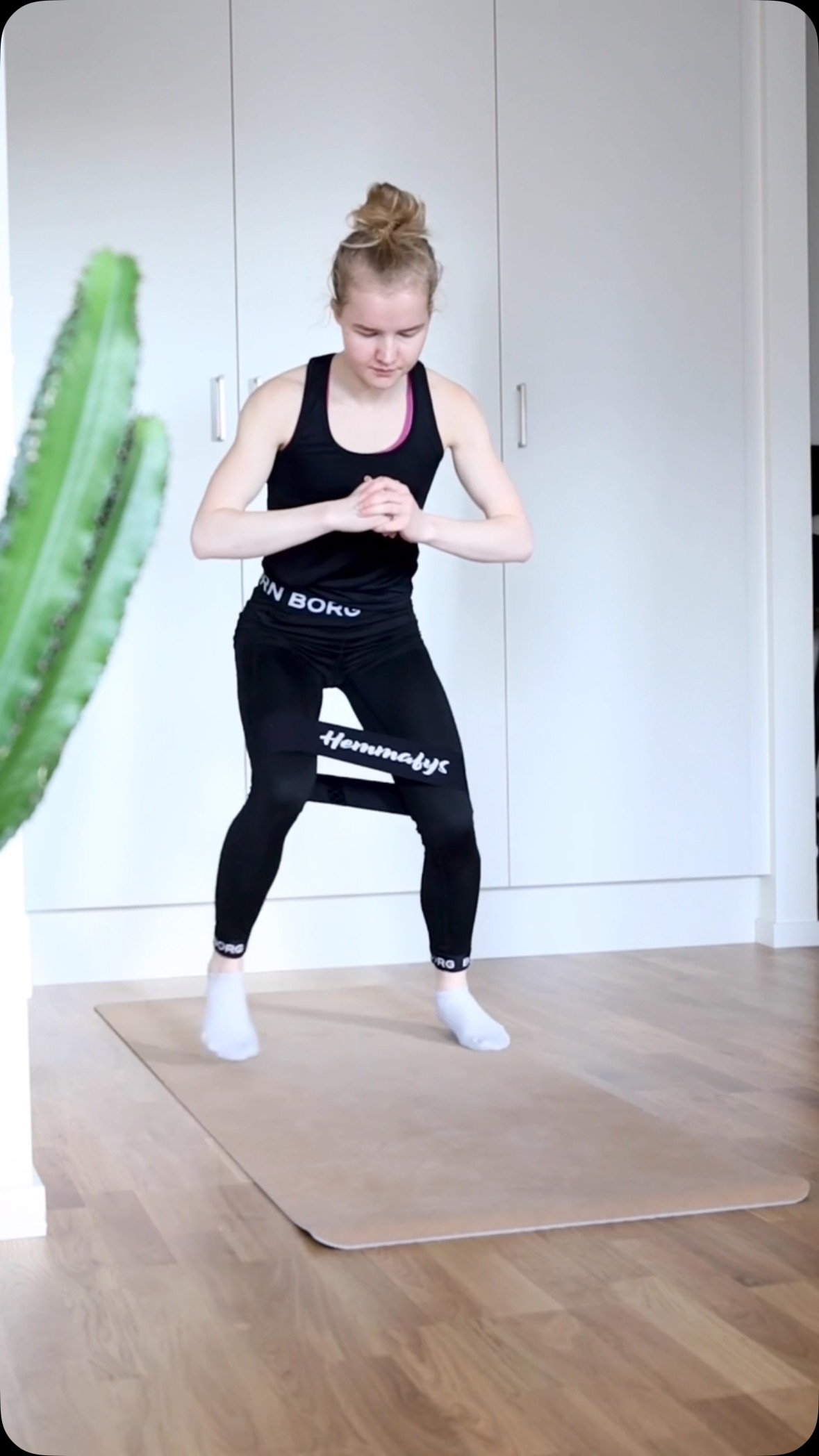 ÖVNING MED FLEXBAND!😃 Träna baksida axlar med den här effektiva ...
