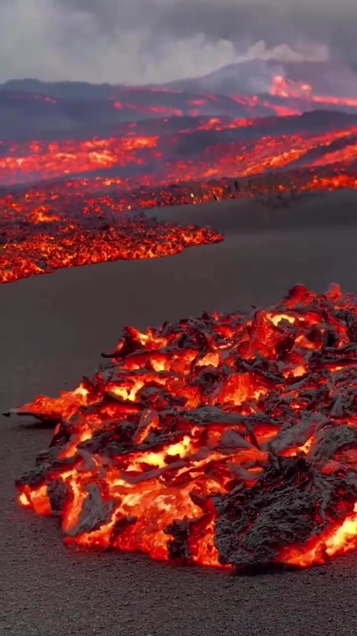 Impressionante lento fluxo de lava, na Ilha de La Palma, Espanha. A ...