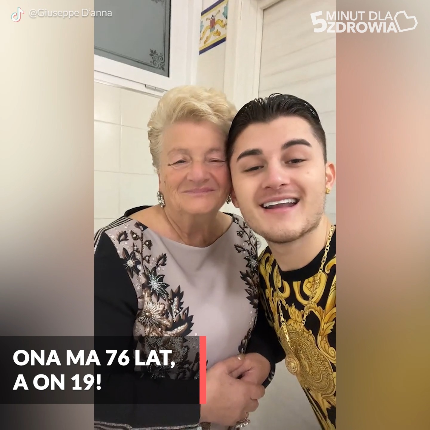 Wyglądają jak babcia z wnuczkiem, a to PARA! Zakochani spodziewają się ...