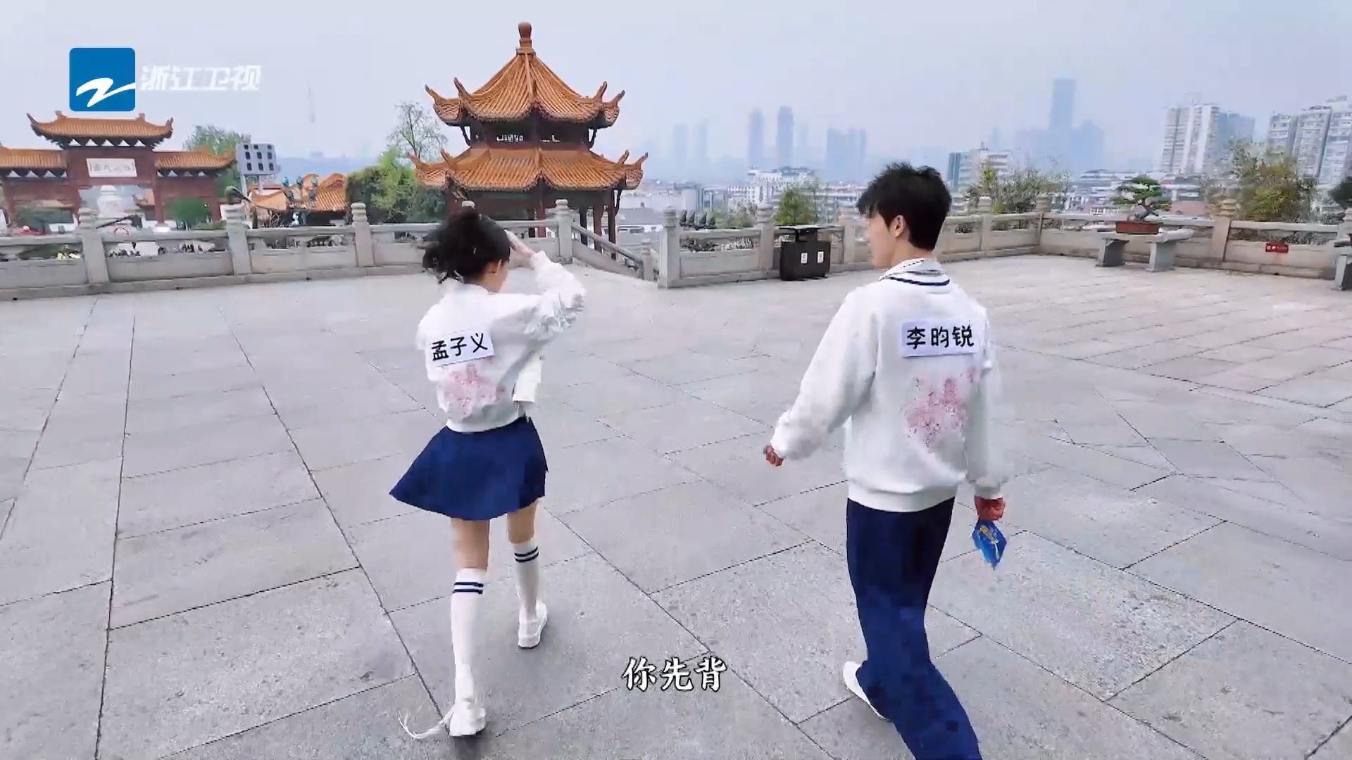 #孟子义 #李昀锐 同时到达背诗地点，小林让孟姐先背，并且表示要给孟姐一个获胜的机会～结果两人一个没背诗名一个没背作者🤣 #奔跑吧13 #奔跑 ...
