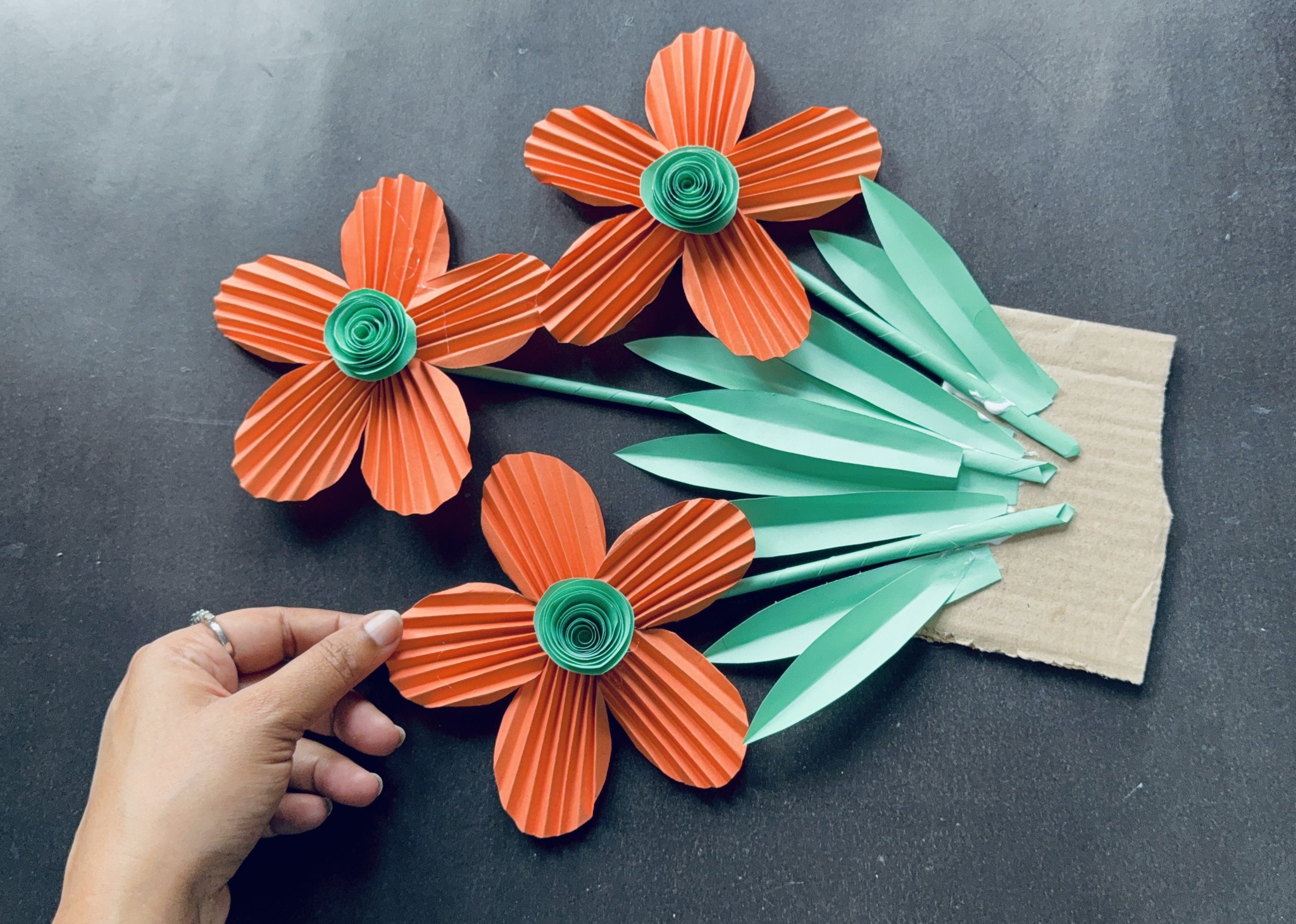 Amazing colourf wall decor making idea by using colour paper #HomeDecor ...