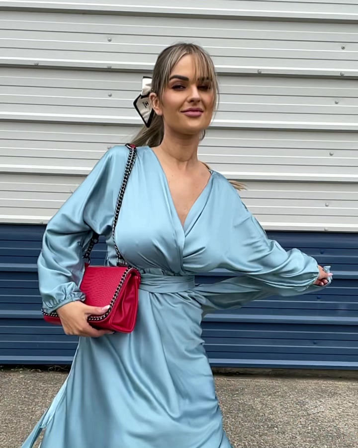 Diamante details💫 P.S The Sharley Midi dress is back in stock! 👀 💖 #showpo 🛒Sharley Midi Dress